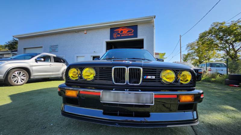 Lustrage sur cette BMW M3 noir près de Saint-Pierre-de-Chandieu dans le 38.